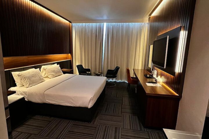 Room 4 of 9