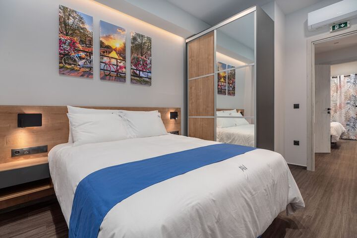 Room 4 of 100