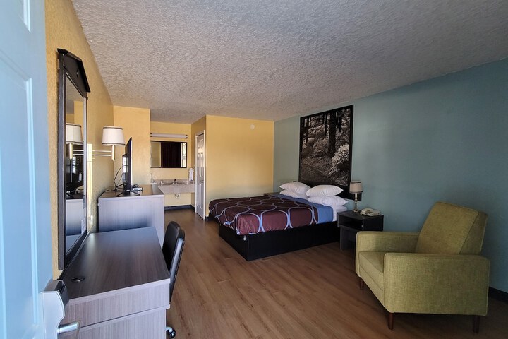 1 Queen Bed (3 of 9)