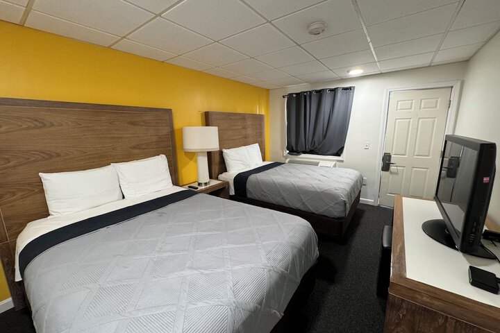 1 Queen Bed (4 of 6)