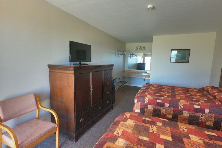 Premium Room 2 Queen Beds Connecting Rooms Lake View (7 of 12)