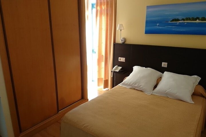 Room 2 of 10