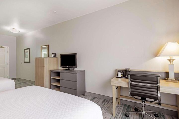 2 Queen Beds (5 of 10)