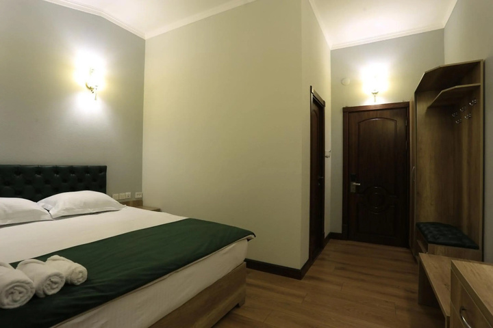 Room 7 of 16