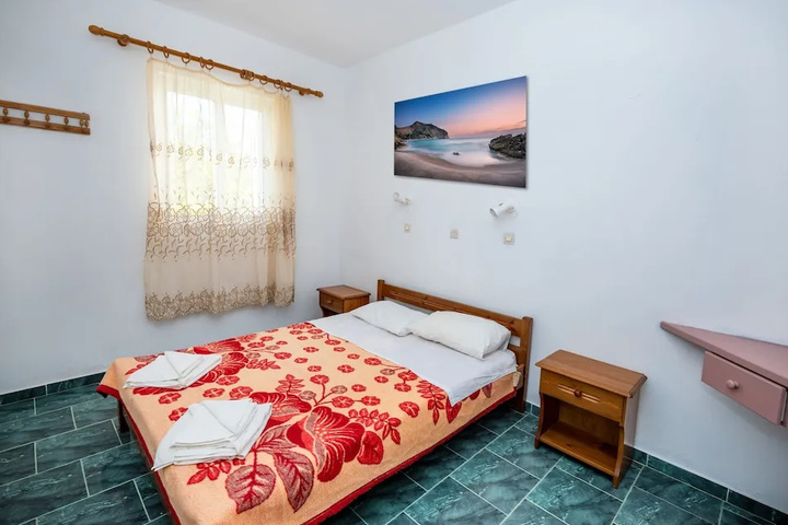 Room 4 of 12