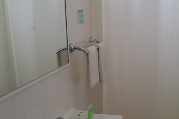 Room 33 of 64