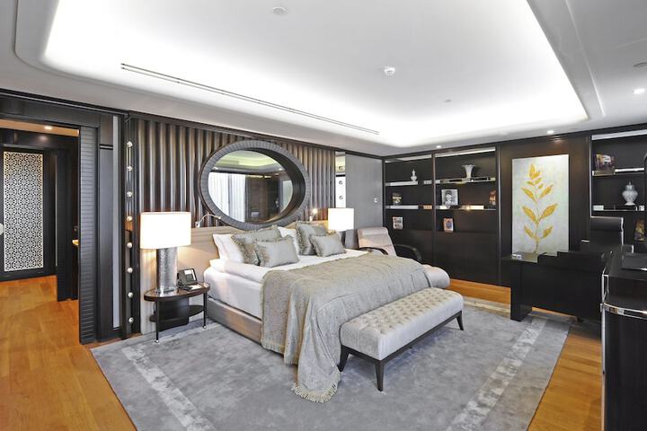 Room 18 of 102