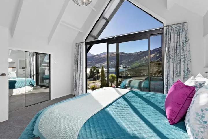 The Gables Queenstown Beautiful Stylish Newly Renovated 4 Bedroom Home