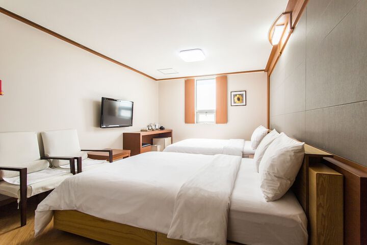Room 8 of 48