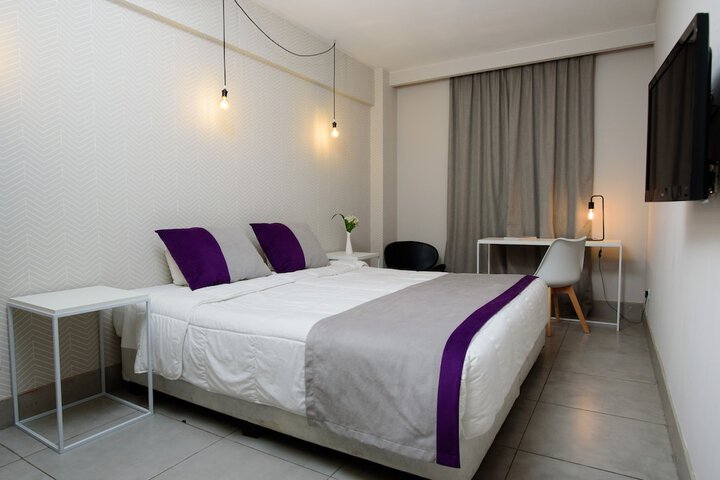 Room 10 of 28