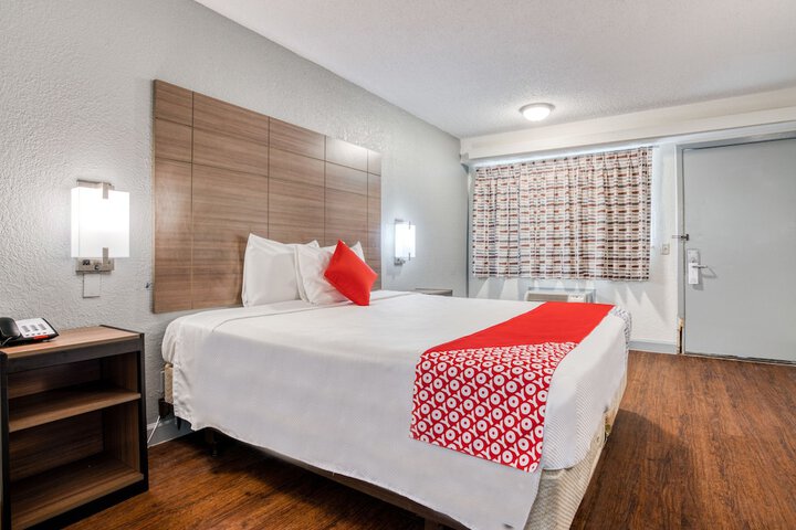 Basic King Bed (9 of 12)