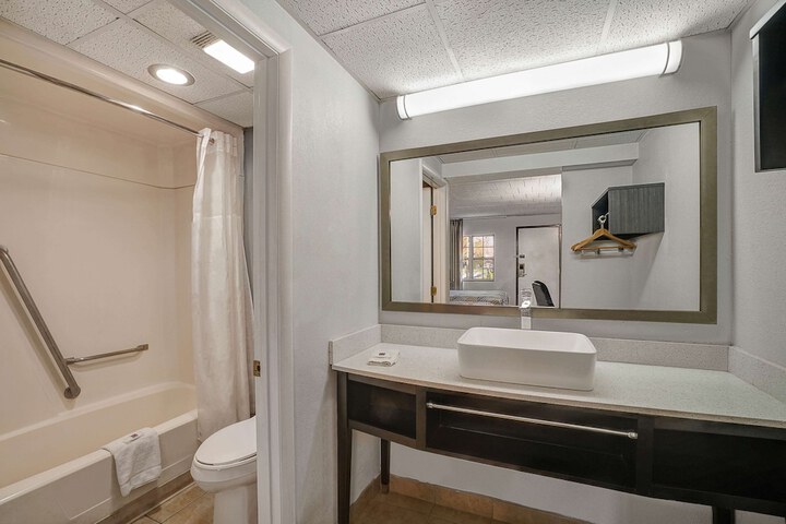 1 Queen Bed Micfridge (11 of 12)