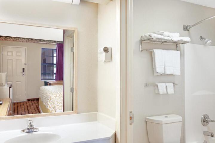 2 Double Beds (8 of 12)
