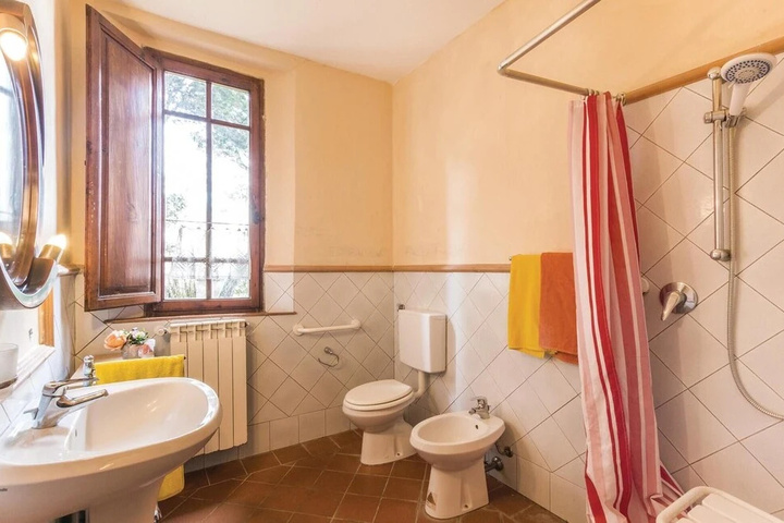 Room 9 of 18