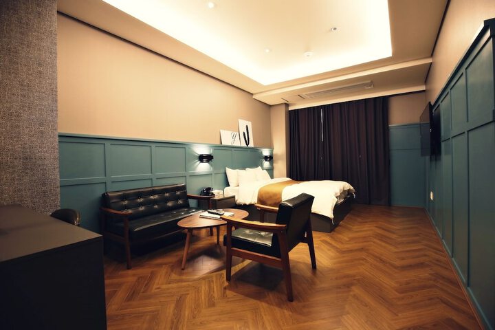Room 6 of 13
