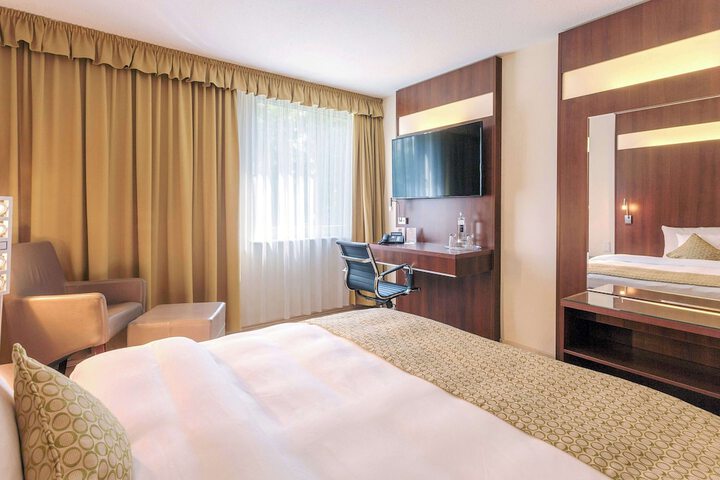Room 15 of 105