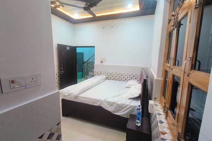 Room 10 of 18