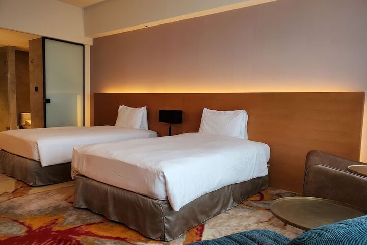 Room 6 of 65