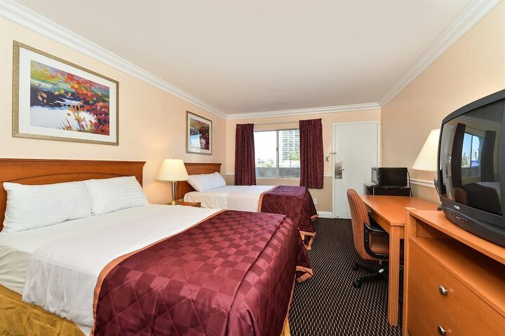 2 Double Beds (3 of 9)