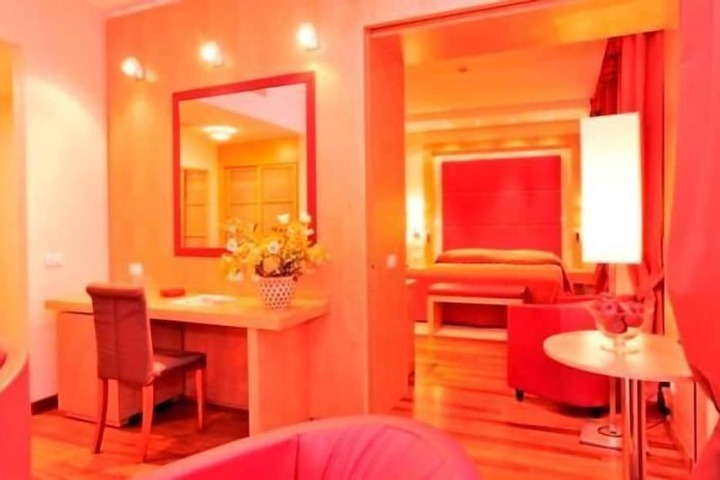 Room 10 of 32