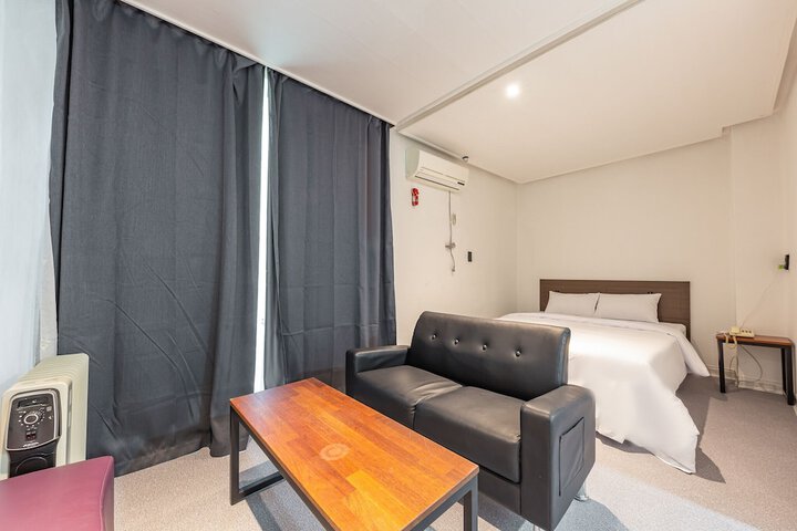 Room 6 of 82
