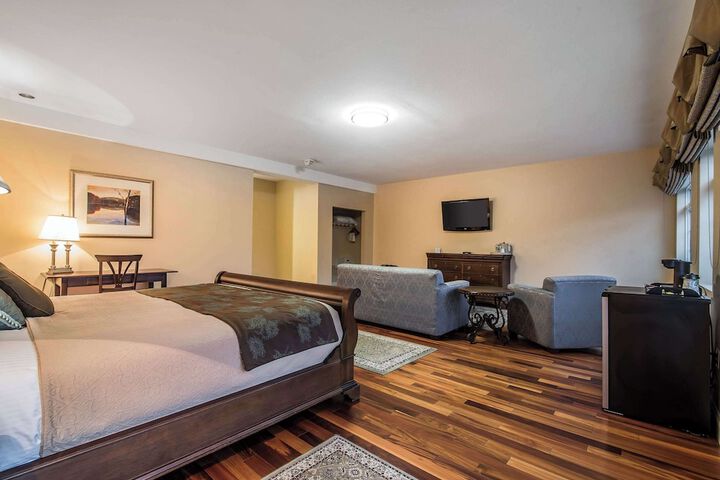 1 King Bed (4 of 30)