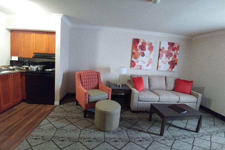 Suite 1 King Bed Upper Floor High Speed Internet Accessible Sofa Bed Microwave and Refri (15 of 34)
