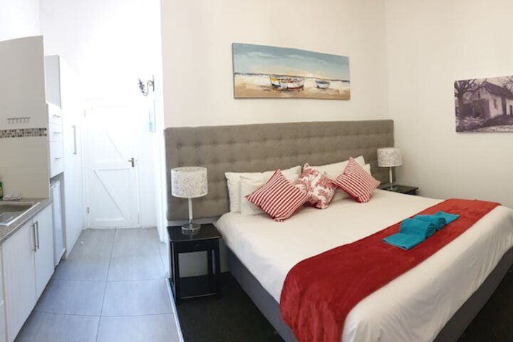 Room 4 of 16