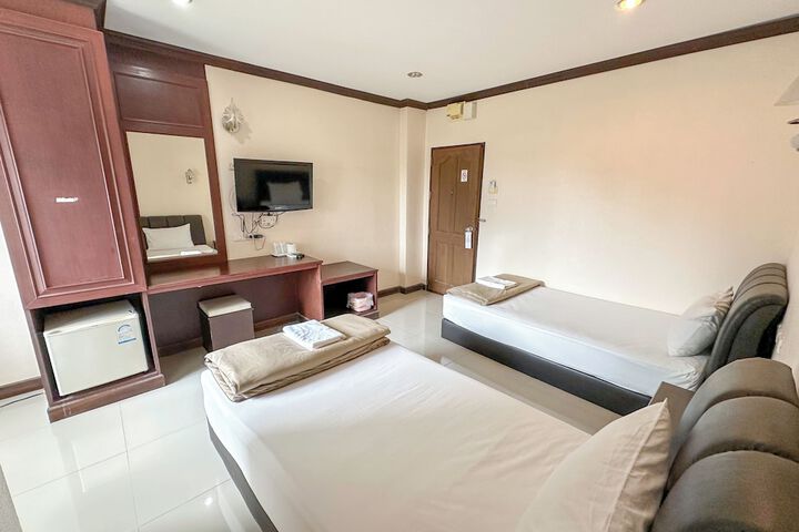 Room 10 of 32