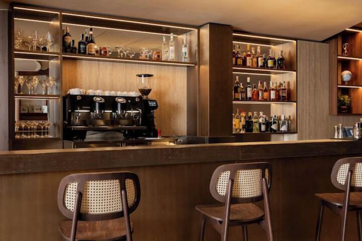 Lounge 51 of 56