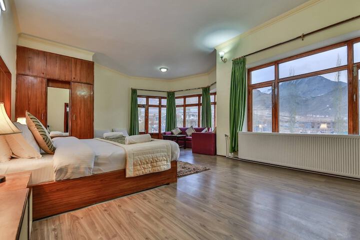 Room 11 of 30