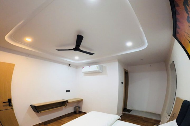 Room 9 of 26
