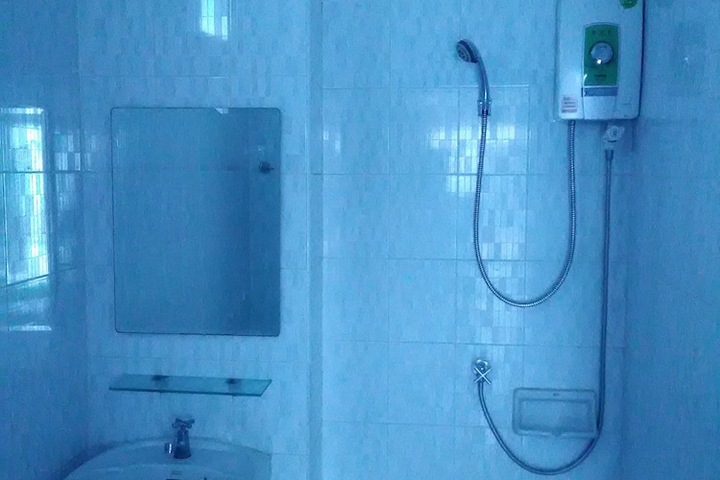 Room 5 of 8