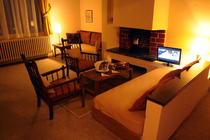 Lounge 26 of 48