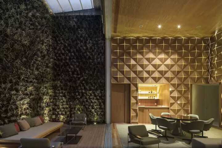 Lounge 49 of 68