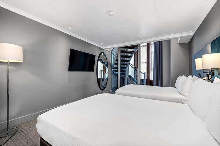 Room 33 of 82