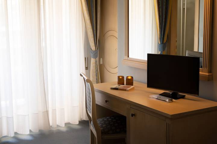Room 11 of 38