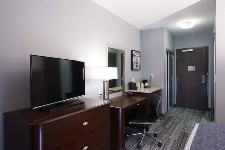 1 King Bed Refrigerator WiFi Full Breakfast (20 of 31)