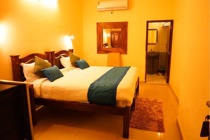 Room 10 of 33