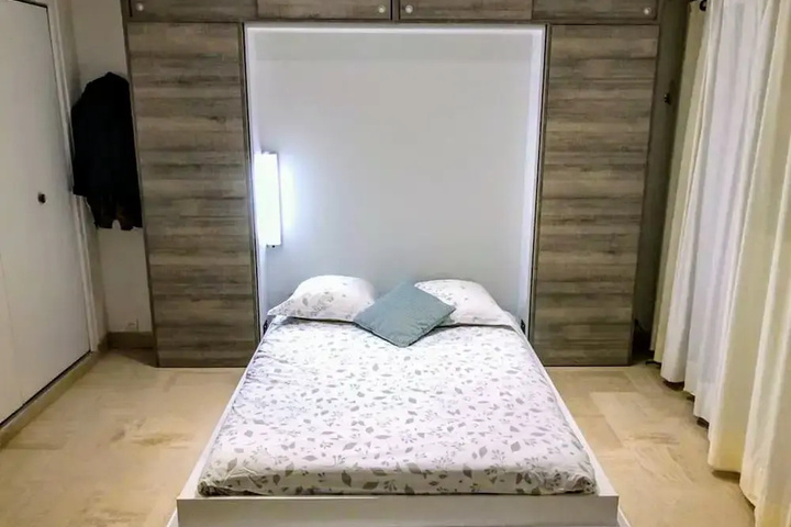 Room 5 of 18