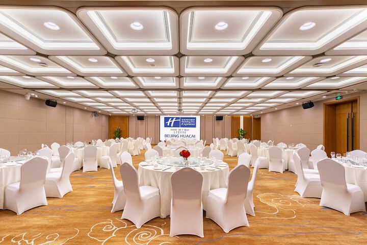 Ballroom/Hall 28 of 42