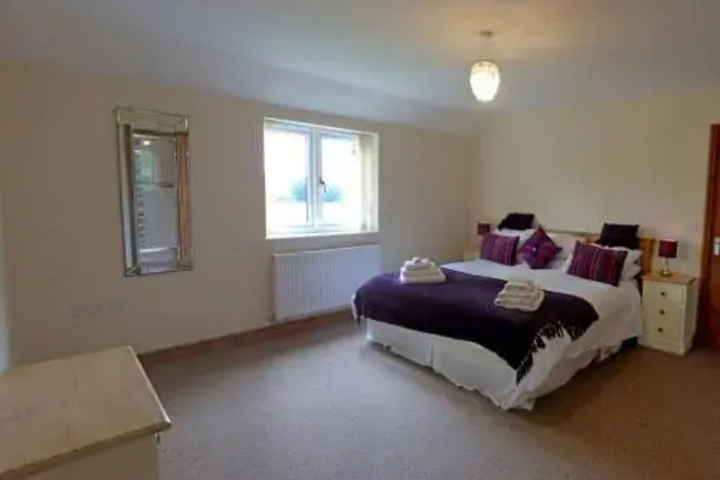 Room 4 of 9