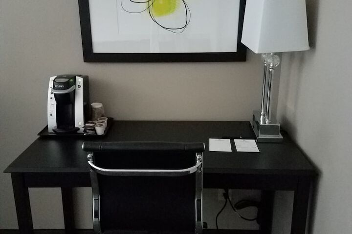 1 King Bed (2 of 17)