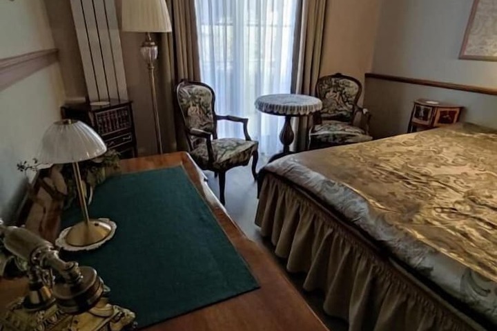 Room 5 of 33