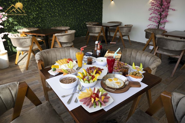 Breakfast/Coffee Service 107 of 183