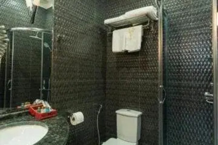 Room 8 of 13