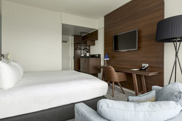 Room 3 of 76