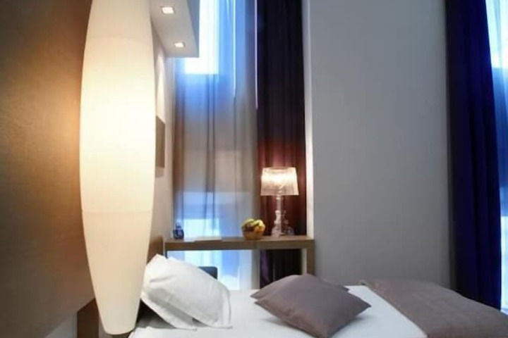Room 8 of 18