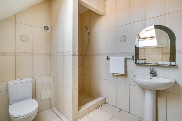 Room 15 of 33