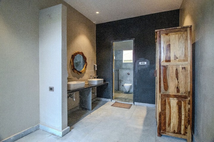 Room 52 of 76